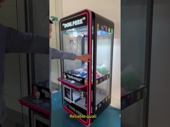 Grandi giochi di peluche ricoperti di gioielli di grana, macchine da artiglio, giochi d'arcade, premio regalo, venditori di giocattoli.